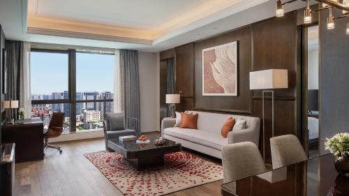 One-Bedroom Suite with Dining Area