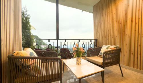 Suite with Mountain View