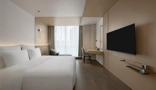 Superior Room with One Queen Bed