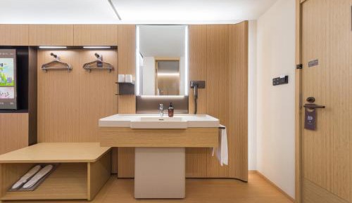 Deluxe Room (2 Adults + 1 Child)