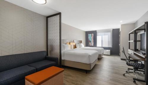 Queen Suite with Two Queen Beds and Sofa - Non Smoking