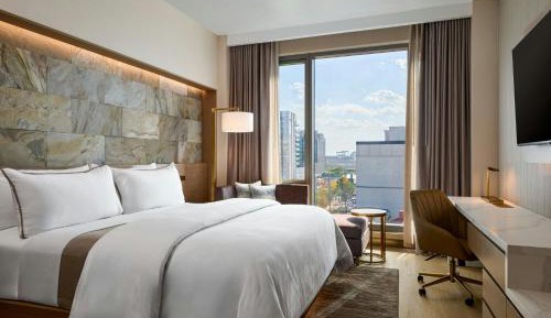 Deluxe King Room with City View