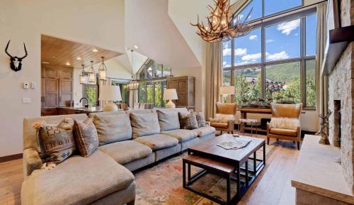 Three-Bedroom Apartment with Mountain View