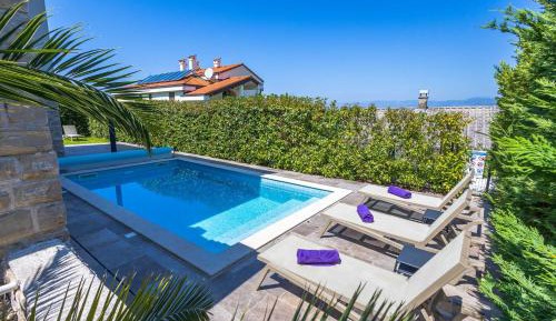 Apartment with Pool View 