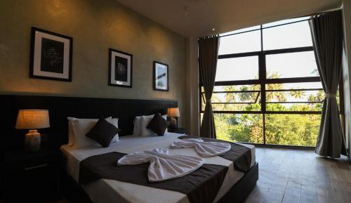 Deluxe Double Room with Side Sea View