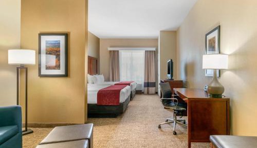 Queen Suite with Two Queen Beds and Sofa bed - Non Smoking/Interior Hall