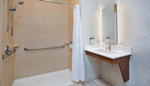 King Room - Hearing Accessible - Roll-in Shower