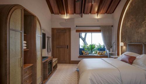 Deluxe King Room with Mountain View