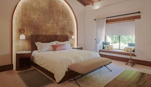 One-Bedroom Junior King Suite with Sofa Bed and Mountain View