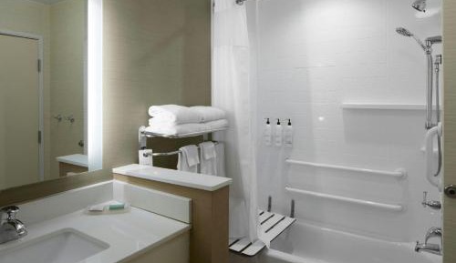 Queen Suite with Sofa Bed and Adapted Tub - Mobility Accessible
