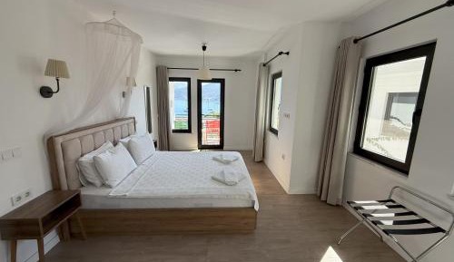 Deluxe Double Room with Balcony and Sea View