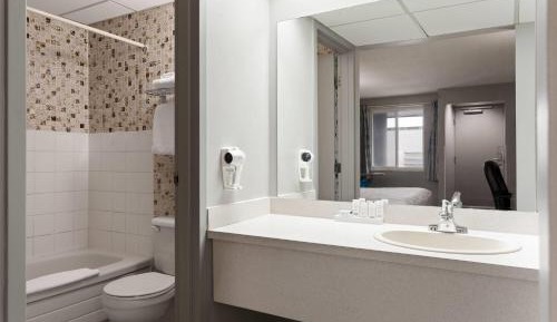 Deluxe Queen Room with Full Kitchen - Ground Floor/Non-Smoking
