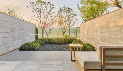 Deluxe King Room with Courtyard