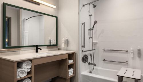 One-Bedroom King Suite with Tub - Mobility/Hearing Accessible