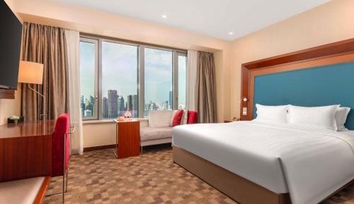 Standard King Room - City Landmark with HuangPu River view, High Floor