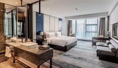 Deluxe Queen Room