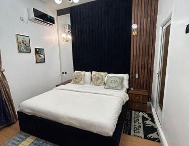 Four-Bedroom Apartment with Balcony 
