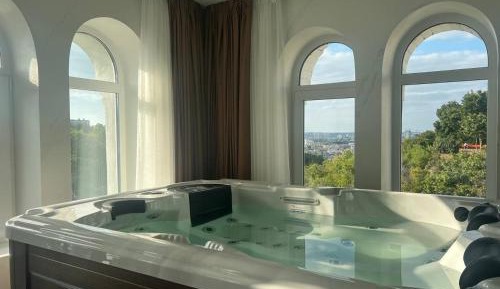 Deluxe Suite with Spa Bath
