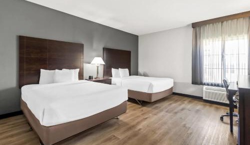 Queen Room with Two Queen Beds and Bath Tub - Mobility/Hearing Accessible - Non-Smoking