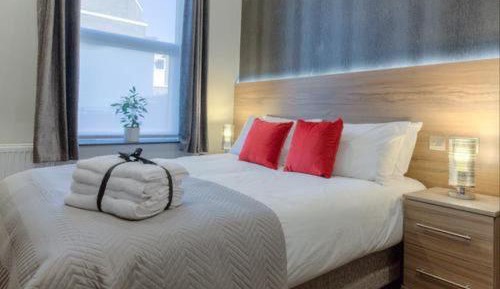 Deluxe One-Bedroom Apartment