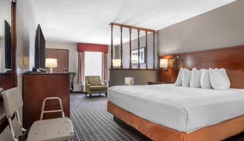 King Suite with Bath Tub - Disability Access