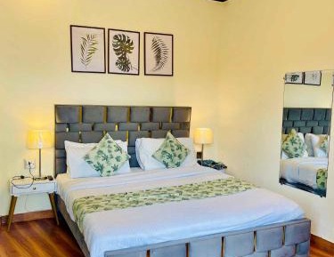 Deluxe Room (2 Adults + 1 Child)