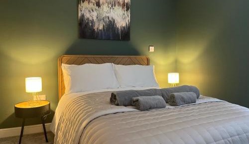 Deluxe One-Bedroom Apartment with Garden View