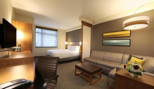 One-Bedroom King Suite with Roll-In Shower - Disability Access