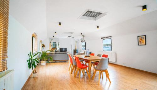 three-Bedroom Boat