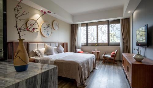 Deluxe Queen Room