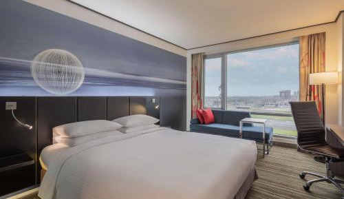 King Room with Airport View and Club Access