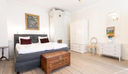 Superior One-Bedroom Apartment