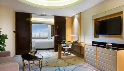 Deluxe King Suite with River View 