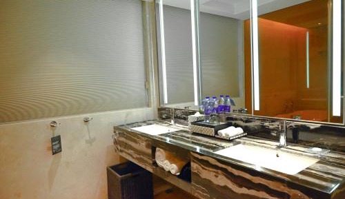 Deluxe King Room with River or Park View
