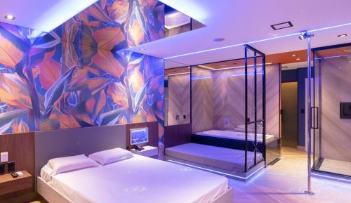 Suite with Hot Tub