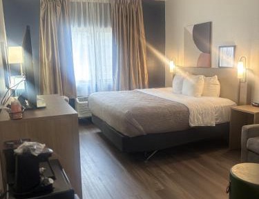 King Room with Bath Tub - Mobility/Hearing Access