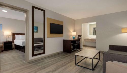One-Bedroom King Suite - Non-Smoking