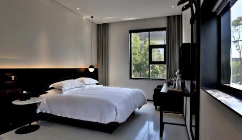 Queen Room with Garden View