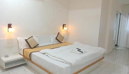 Deluxe Double Room (2 Adults + 1 Child)