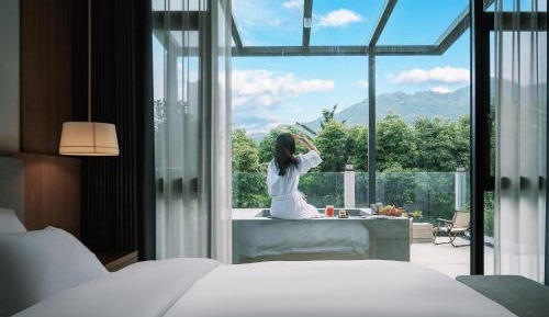 Suite with Mountain View
