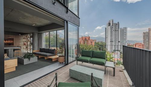 Two-Bedroom Deluxe Apartment with Balcony