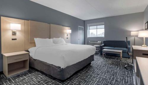 Deluxe King Room with Sofa - Non-Smoking/No Elevator Access