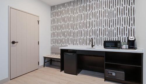 Queen Studio Suite with Tub - Communication/Mobility Access