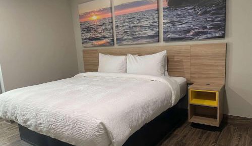 One-Bedroom Suite with One King and Two Queen Beds - Non-Smoking