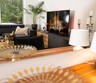 Deluxe One-Bedroom Apartment with Hot Tub and Patio