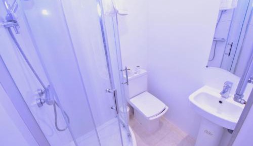 Quadruple Room with Private Bathroom