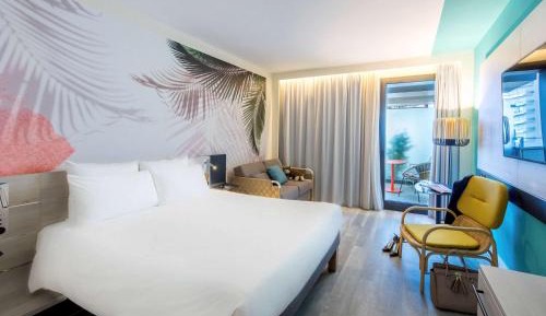 Riviera Superior Room with One Double Bed and Sofa Bed - Garden Side