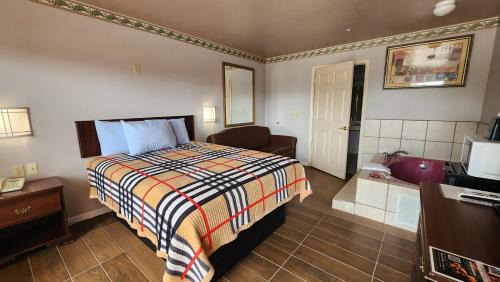 1 Suite King Bed Smoking Jacuzzi Tub