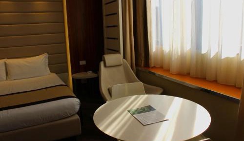 Deluxe Queen Room with Free Garage/EV Charging Station