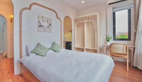 One-Bedroom Apartment with City View